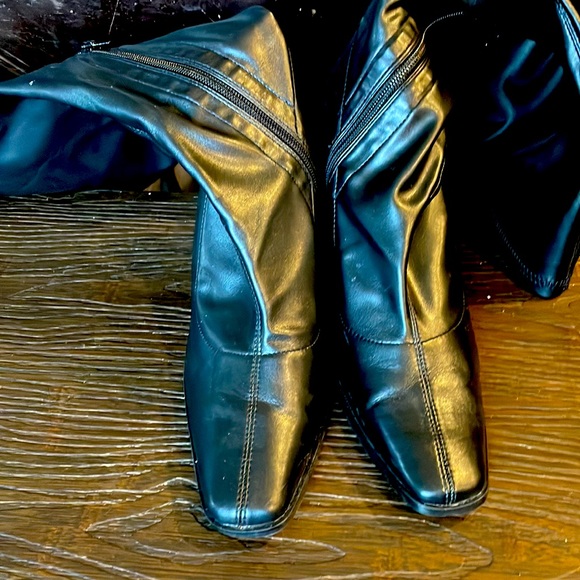 Knee high leather chunky boots - Picture 2 of 2
